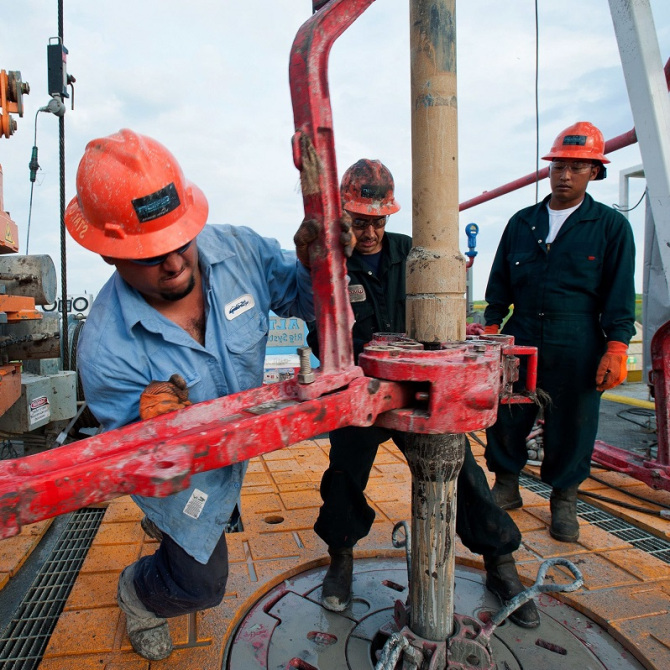 Jack-Up platform drilling